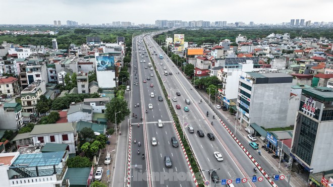 Hà Nội: Rác thải ngập ngụa bịt kín rãnh thoát nước trên cầu Vĩnh Tuy - Ảnh 2.