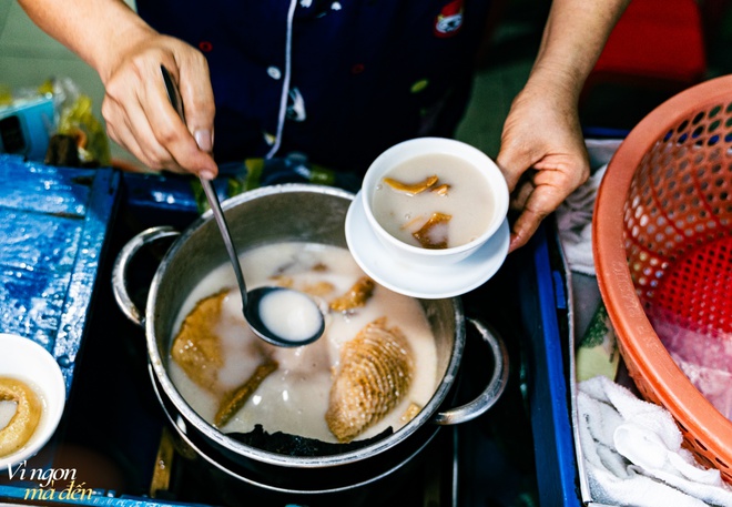 C&oacute; một tiệm b&aacute;n ph&aacute; lấu kh&ocirc;ng m&agrave;u tưởng chừng nhạt nhẽo nhưng chỉ 2 tiếng l&agrave; hết h&agrave;ng, nhiều gia đ&igrave;nh c&ograve;n đưa cả trẻ con đến ăn mỗi tuần! - Ảnh 3.