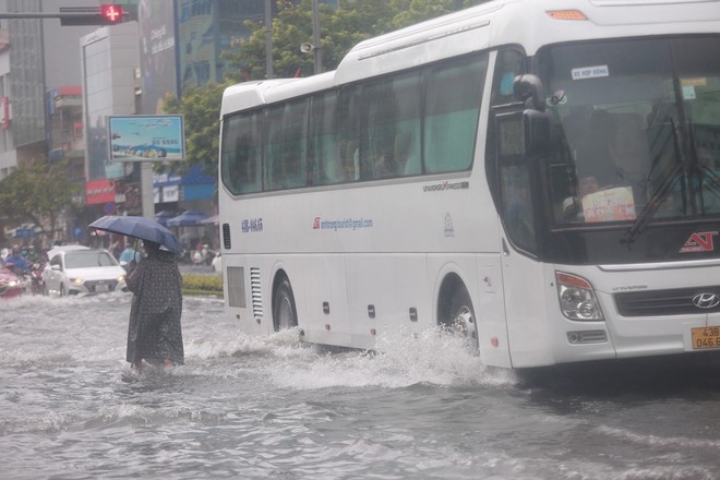 Mưa lớn, nhiều đường phố Đà Nẵng thành sông, giao thông hỗn loạn - Ảnh 8.