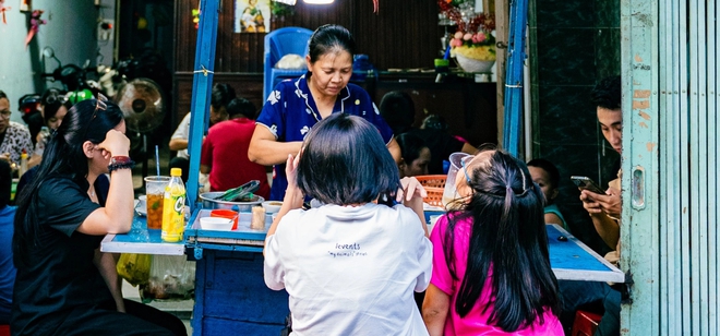 C&oacute; một tiệm b&aacute;n ph&aacute; lấu kh&ocirc;ng m&agrave;u tưởng chừng nhạt nhẽo nhưng chỉ 2 tiếng l&agrave; hết h&agrave;ng, nhiều gia đ&igrave;nh c&ograve;n đưa cả trẻ con đến ăn mỗi tuần! - Ảnh 1.
