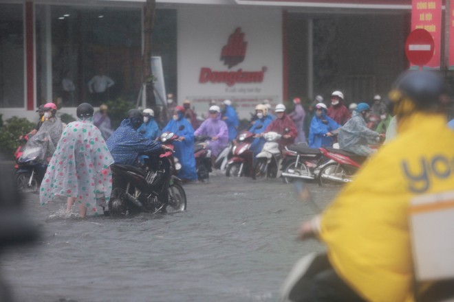 Mưa lớn, nhiều đường phố Đà Nẵng thành sông, giao thông hỗn loạn - Ảnh 6.