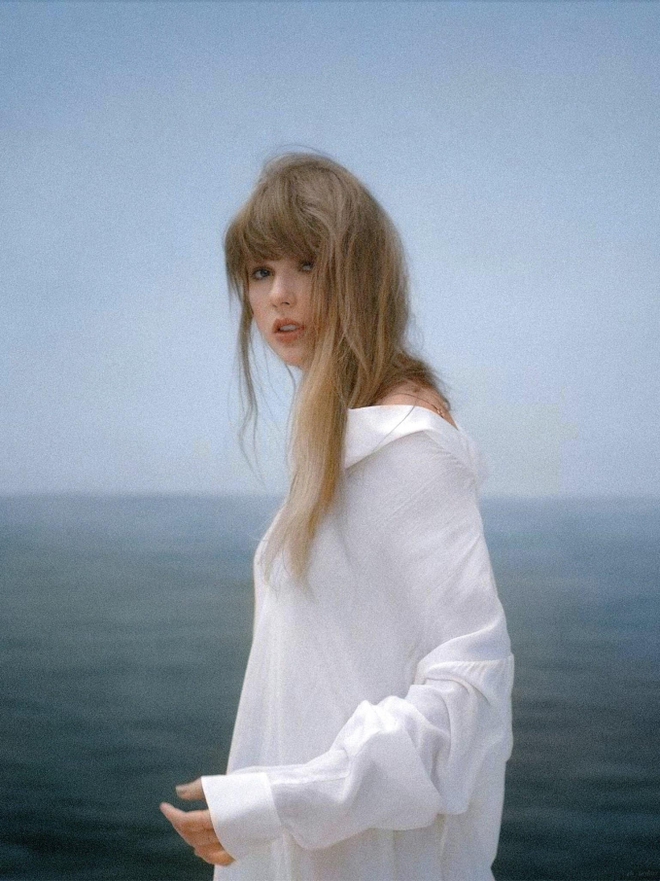 Surpassing Taylor Swift, the Gen Z female artist's new music has just been released with a record score: Will this be the album of the year? - Photo 2.