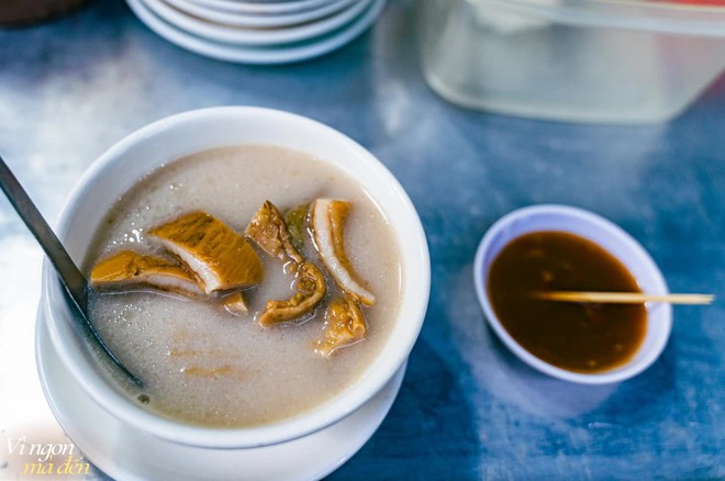 C&oacute; một tiệm b&aacute;n ph&aacute; lấu kh&ocirc;ng m&agrave;u tưởng chừng nhạt nhẽo nhưng chỉ 2 tiếng l&agrave; hết h&agrave;ng, nhiều gia đ&igrave;nh c&ograve;n đưa cả trẻ con đến ăn mỗi tuần! - Ảnh 10.