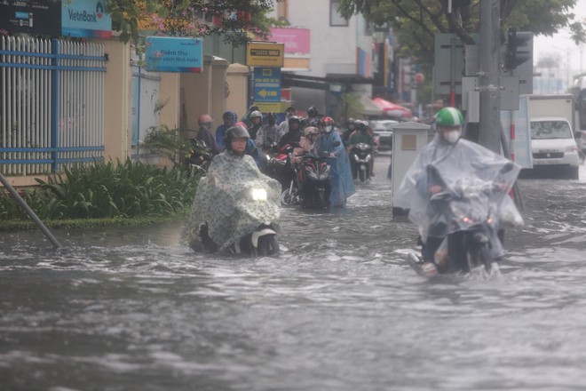 Mưa lớn, nhiều đường phố Đà Nẵng thành sông, giao thông hỗn loạn - Ảnh 5.