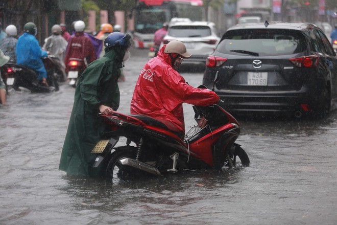 Mưa lớn, nhiều đường phố Đà Nẵng thành sông, giao thông hỗn loạn - Ảnh 4.