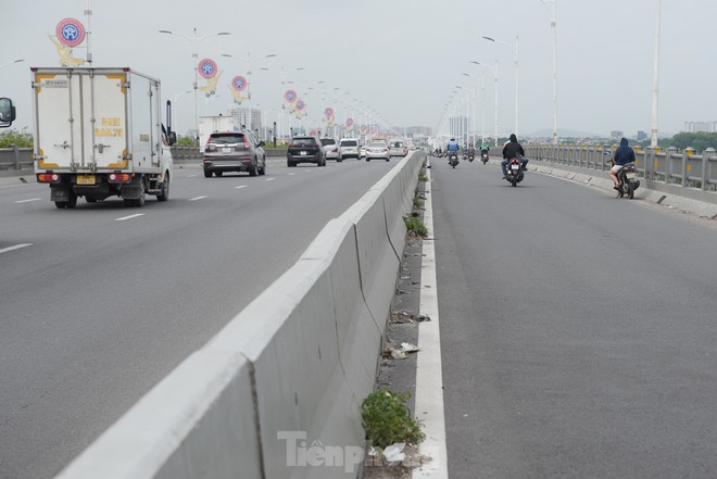 Hà Nội: Rác thải ngập ngụa bịt kín rãnh thoát nước trên cầu Vĩnh Tuy - Ảnh 12.