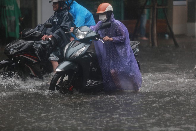 Mưa lớn, nhiều đường phố Đà Nẵng thành sông, giao thông hỗn loạn - Ảnh 3.