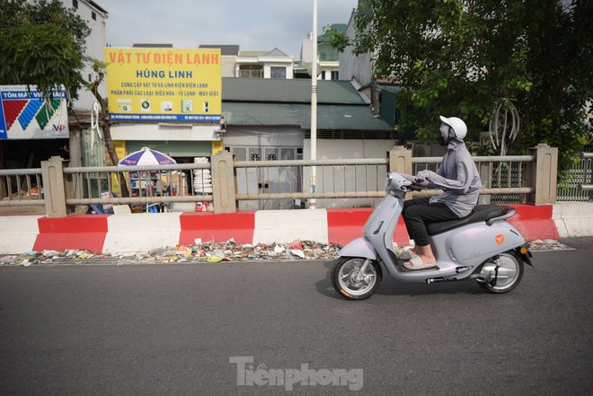 Hà Nội: Rác thải ngập ngụa bịt kín rãnh thoát nước trên cầu Vĩnh Tuy - Ảnh 11.