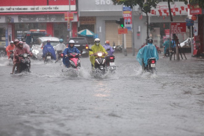 Mưa lớn, nhiều đường phố Đà Nẵng thành sông, giao thông hỗn loạn - Ảnh 2.