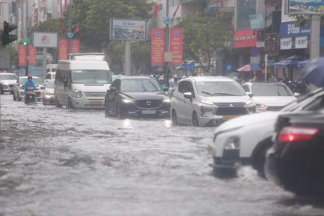 Mưa lớn, nhiều đường phố Đà Nẵng thành sông, giao thông hỗn loạn - Ảnh 1.