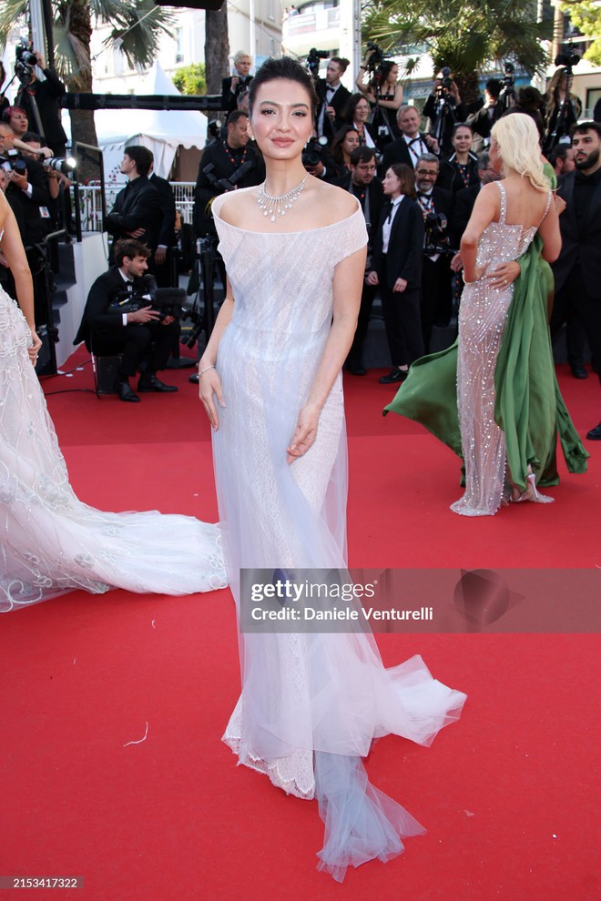 Thảm đỏ Cannes ngày 4: Thảo Nhi Lê hóa Cinderella, Emma Stone - Eva Longoria gợi cảm hết nấc - Ảnh 42.