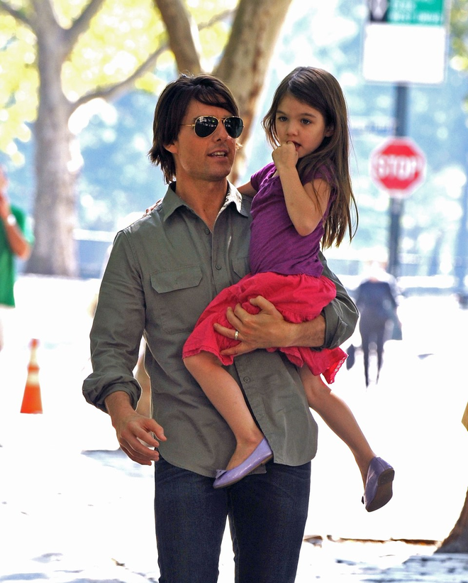 Suri Cruise lần đầu lộ diện sau ồn ào bỏ họ bố, đến diện mạo cũng thay đổi - Ảnh 9.