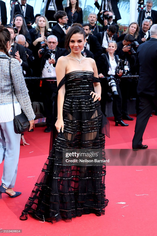 Thảm đỏ Cannes ngày 4: Thảo Nhi Lê hóa Cinderella, Emma Stone - Eva Longoria gợi cảm hết nấc - Ảnh 30.