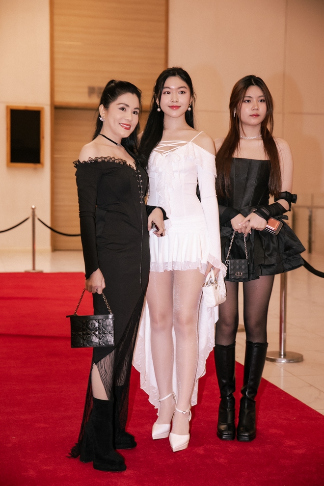 2 ái nữ nhà Quyền Linh khoe chân dài chiếm spotlight, dàn mỹ nhân Vbiz lộ nhan sắc thật qua cam thường tại sự kiện - Ảnh 3.