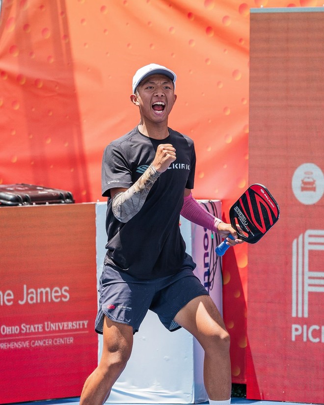 Thần đồng pickleball người Mỹ gốc Việt chỉ thiếu 1 điểm để đánh bại hạng 2 thế giới, trận thua quá sát sao gây tiếc nuối - Ảnh 2.