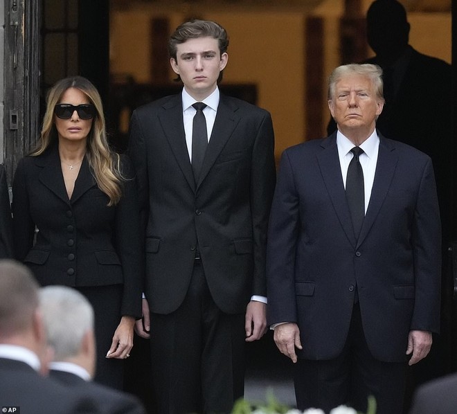 Barron Trump chính thức tốt nghiệp cấp 3, nổi bần bật với chiều cao 2 mét cùng gương mặt điển trai xứng danh Hoàng tử Nhà Trắng  - Ảnh 3.