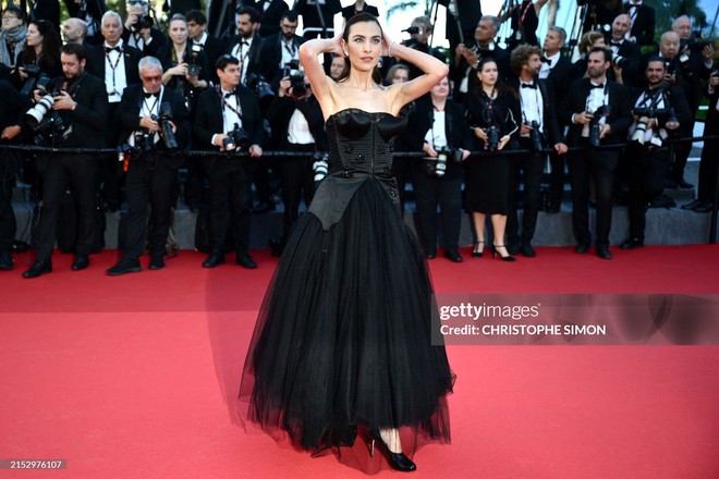 Thảm đỏ Cannes ngày 5: Selena Gomez chiếm spotlight khi mặc khác xa màn nhá hàng bốc lửa, Đồng Lệ Á tạo dáng lầy lội bên Bành Vu Yến - Ảnh 26.