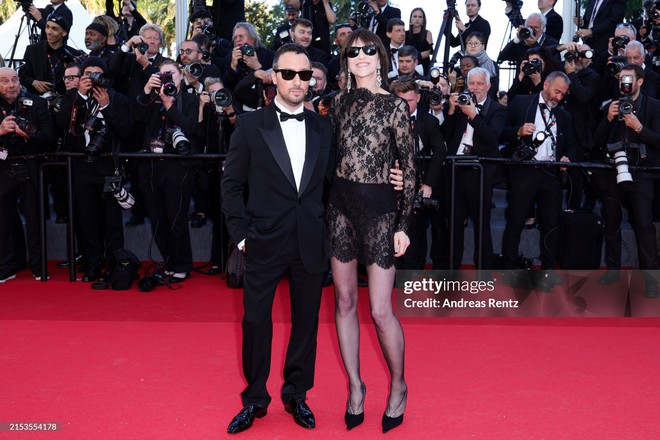 Thảm đỏ Cannes ngày 5: Selena Gomez chiếm spotlight khi mặc khác xa màn nhá hàng bốc lửa, Đồng Lệ Á tạo dáng lầy lội bên Bành Vu Yến - Ảnh 31.