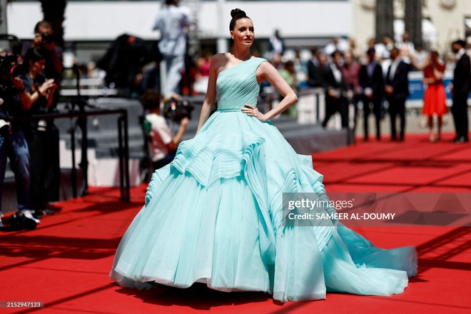 Thảm đỏ Cannes ngày 5: Selena Gomez chiếm spotlight khi mặc khác xa màn nhá hàng bốc lửa, Đồng Lệ Á tạo dáng lầy lội bên Bành Vu Yến - Ảnh 32.