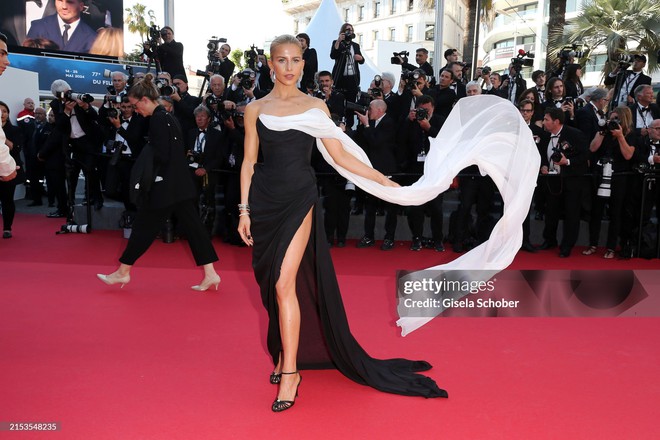 Thảm đỏ Cannes ngày 5: Selena Gomez chiếm spotlight khi mặc khác xa màn nhá hàng bốc lửa, Đồng Lệ Á tạo dáng lầy lội bên Bành Vu Yến - Ảnh 33.