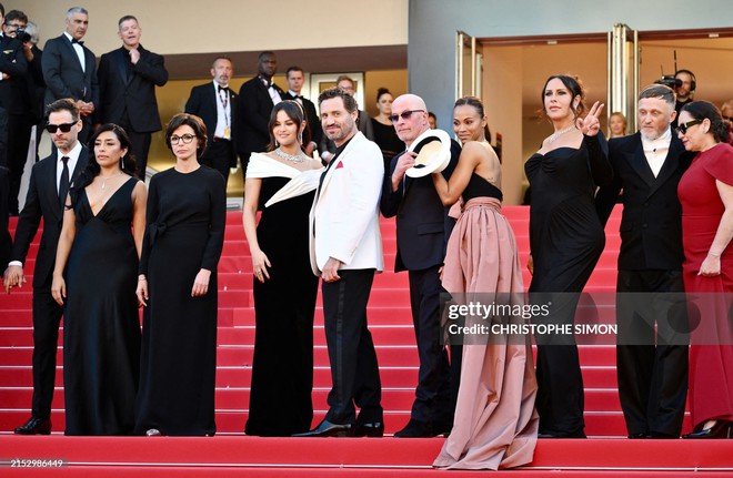 Thảm đỏ Cannes ngày 5: Selena Gomez chiếm spotlight khi mặc khác xa màn nhá hàng bốc lửa, Đồng Lệ Á tạo dáng lầy lội bên Bành Vu Yến - Ảnh 6.