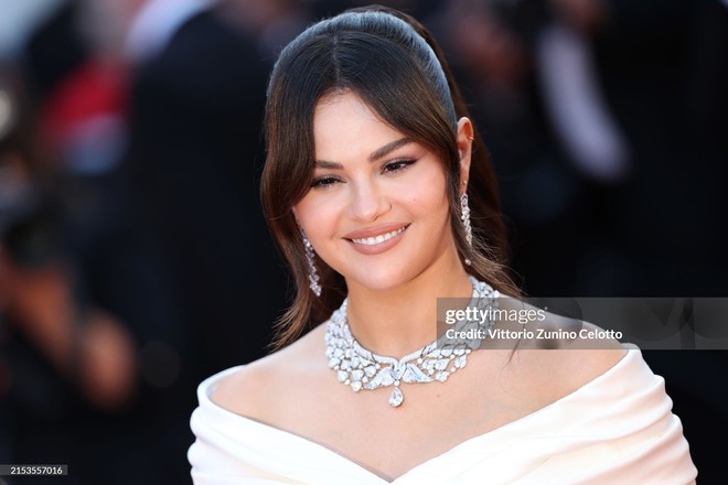 Thảm đỏ Cannes ngày 5: Selena Gomez chiếm spotlight khi mặc khác xa màn nhá hàng bốc lửa, Đồng Lệ Á tạo dáng lầy lội bên Bành Vu Yến - Ảnh 5.