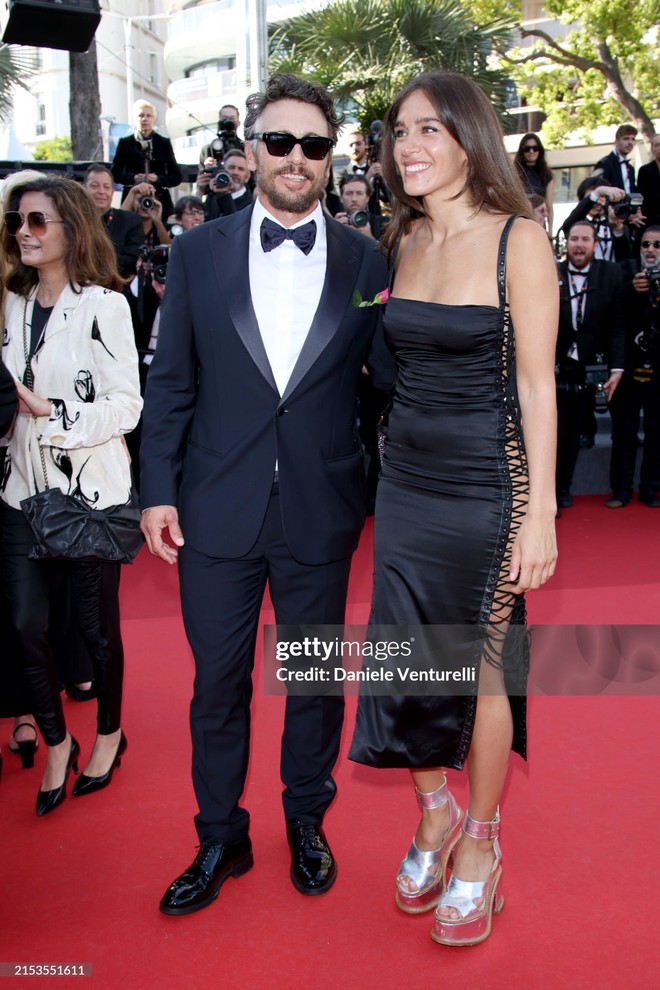Thảm đỏ Cannes ngày 5: Selena Gomez chiếm spotlight khi mặc khác xa màn nhá hàng bốc lửa, Đồng Lệ Á tạo dáng lầy lội bên Bành Vu Yến - Ảnh 21.