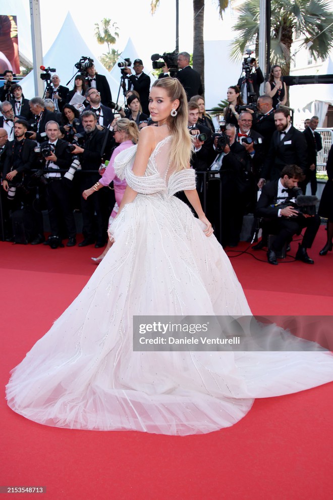 Thảm đỏ Cannes ngày 5: Selena Gomez chiếm spotlight khi mặc khác xa màn nhá hàng bốc lửa, Đồng Lệ Á tạo dáng lầy lội bên Bành Vu Yến - Ảnh 37.