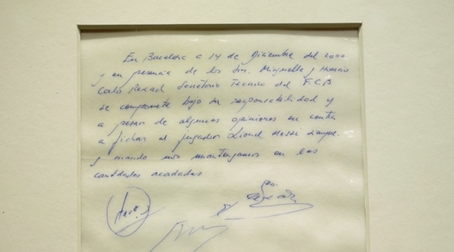 Tờ giấy ăn của Messi được b&aacute;n đấu gi&aacute; gần 1 triệu USD - Ảnh 1.