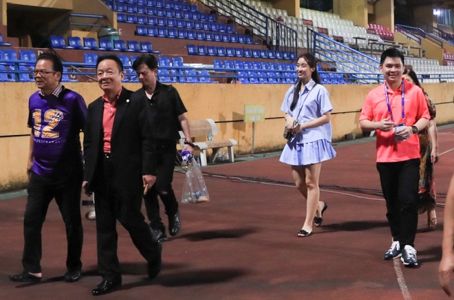 Không còn cảnh thờ ơ, chủ tịch CLB Hà Nội có thái độ khác hẳn, vui ra mặt với hoa hậu Đỗ Mỹ Linh - Ảnh 1.
