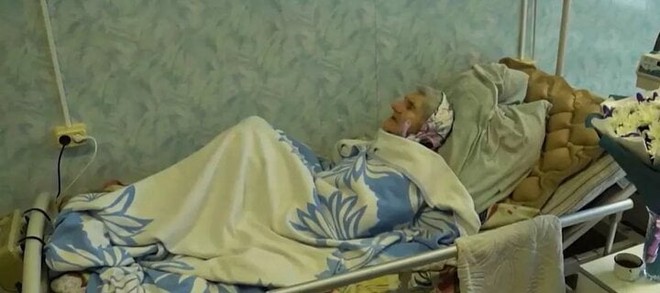 Giải cứu cụ bà 96 tuổi bị hàng xóm trói vào giường 15 năm để cướp tiền trợ cấp - Ảnh 3.
