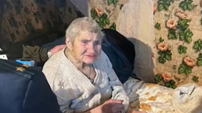 Giải cứu cụ bà 96 tuổi bị hàng xóm trói vào giường 15 năm để cướp tiền trợ cấp - Ảnh 1.