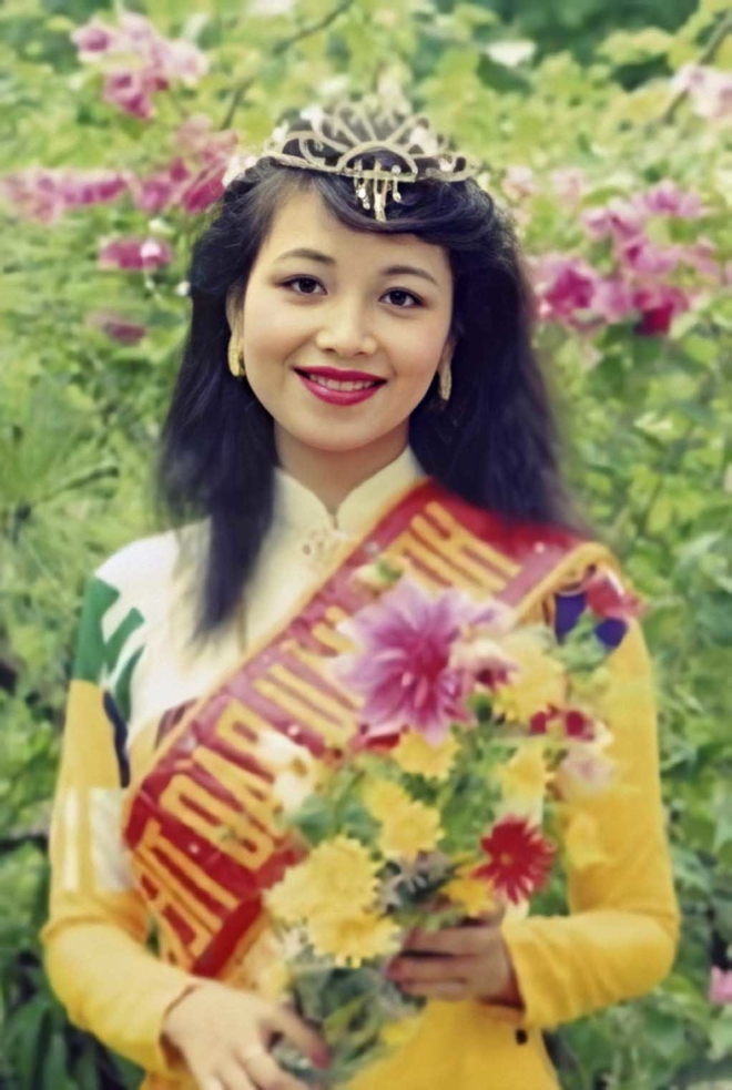 Hoa hậu giỏi ngoại ngữ nhất Việt Nam có 3 người con: Ai cũng xinh gái, đẹp trai, giỏi xuất sắc, toàn được tập đoàn lớn mời về làm việc - Ảnh 1.