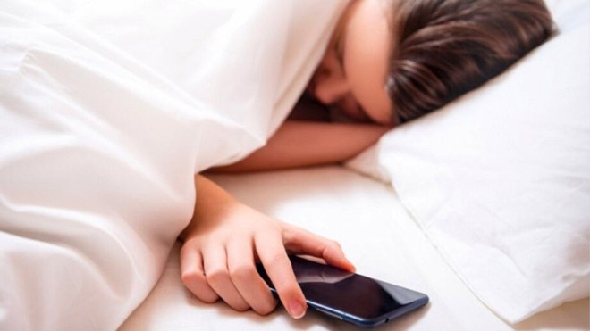 Đừng để điện thoại ở vị trí này khi đi ngủ, tác hại quá khôn lường, nhưng để ở đâu mới là vị trí lý tưởng? - Ảnh 1.