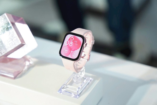 Hoa Hậu Thùy Tiên đẹp sáng bừng tại sự kiện Huawei ra mắt đồng hồ Watch Fit 3 - Ảnh 1.