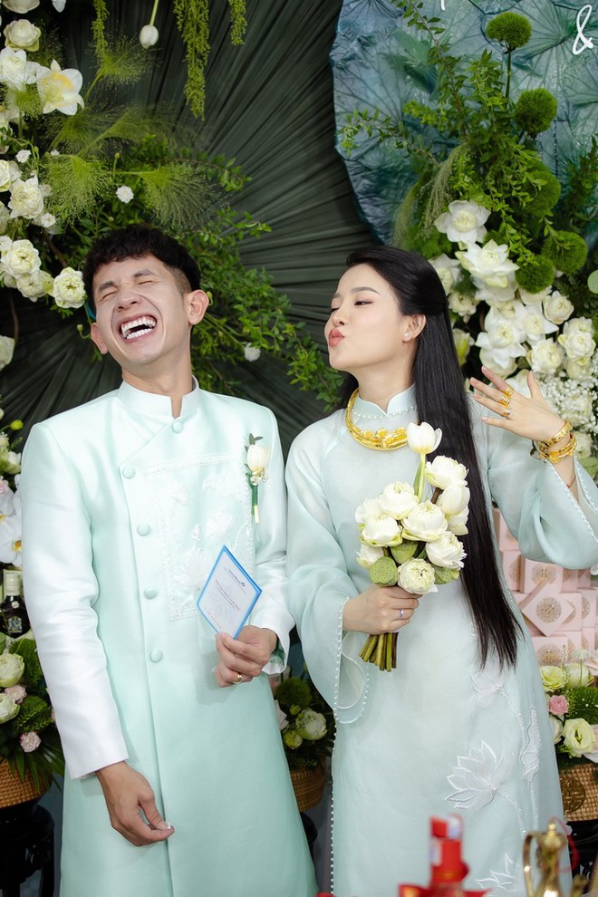 Hồng Duy Pinky hôn vợ thạc sĩ ngọt ngào trong lễ ăn hỏi, chàng MC trong đám cưới Công Phượng nay đã lập gia đình - Ảnh 3.