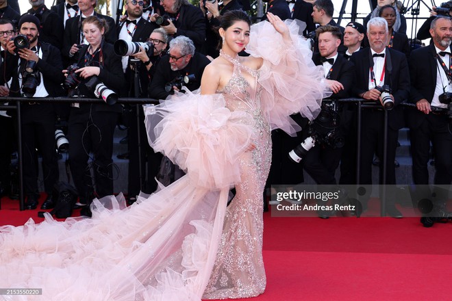 Thảm đỏ Cannes ngày 5: Selena Gomez chiếm spotlight khi mặc khác xa màn nhá hàng bốc lửa, Đồng Lệ Á tạo dáng lầy lội bên Bành Vu Yến - Ảnh 28.
