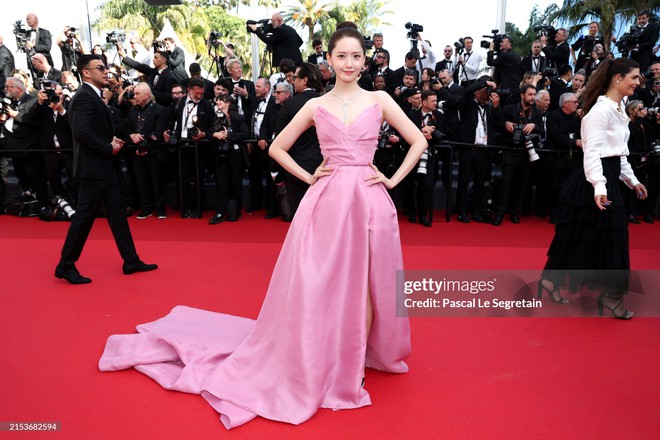 Mỹ nhân Kbiz đại chiến Cannes: Han So Hee như Bạch Tuyết phát sáng, Yoona diện váy hồng gây tranh cãi - Ảnh 4.
