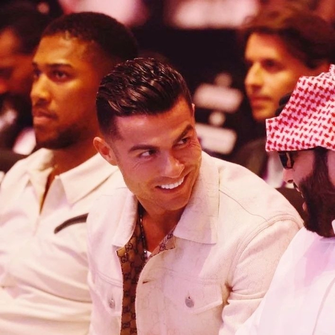 Ronaldo đi xe 13 tỷ, đeo đồng hồ 38 tỷ đi dự sự kiện, không ngờ vẫn bị đám đông la ó - Ảnh 6.