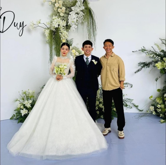 Hé lộ hình ảnh đầu tiên trong đám cưới Hồng Duy và vợ thạc sỹ: Cô dâu xinh đẹp xúc động nắm tay chú rể bước vào lễ đường - Ảnh 4.
