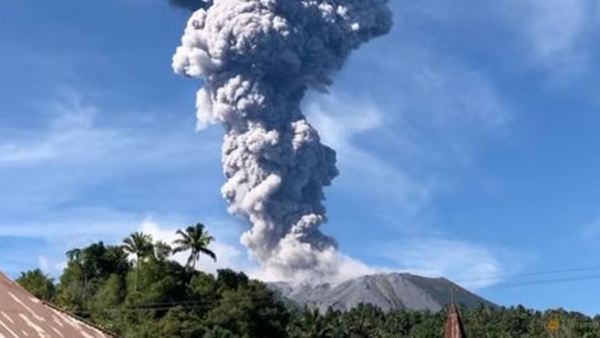 Núi lửa Ibu ở Indonesia phun trào, người dân từ 7 ngôi làng sơ tán - Ảnh 1.