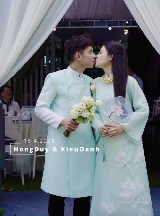 Hồng Duy được mẹ vợ dặn d&ograve; kĩ lưỡng trước khi trao gửi con g&aacute;i, một cầu thủ duy nhất c&oacute; mặt tại lễ đ&iacute;nh h&ocirc;n của Duy Pinky - Ảnh 7.