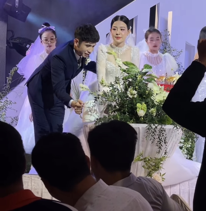 Hé lộ hình ảnh đầu tiên trong đám cưới Hồng Duy và vợ thạc sỹ: Cô dâu xinh đẹp xúc động nắm tay chú rể bước vào lễ đường - Ảnh 3.