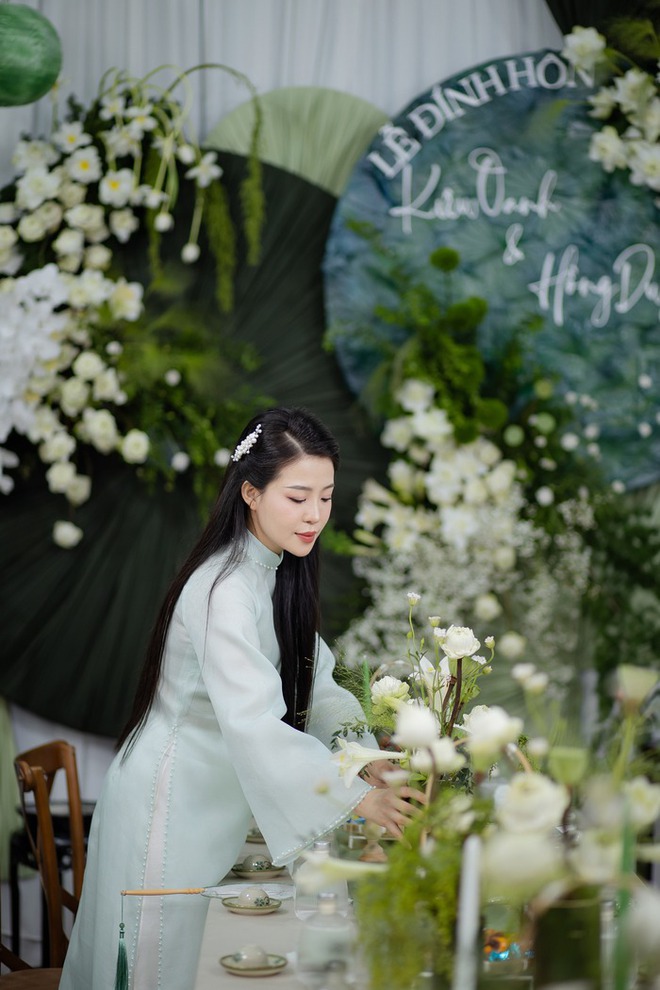 Hồng Duy Pinky hôn vợ thạc sĩ ngọt ngào trong lễ ăn hỏi, chàng MC trong đám cưới Công Phượng nay đã lập gia đình - Ảnh 5.