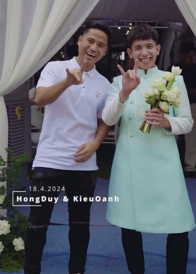 Hồng Duy được mẹ vợ dặn d&ograve; kĩ lưỡng trước khi trao gửi con g&aacute;i, một cầu thủ duy nhất c&oacute; mặt tại lễ đ&iacute;nh h&ocirc;n của Duy Pinky - Ảnh 5.