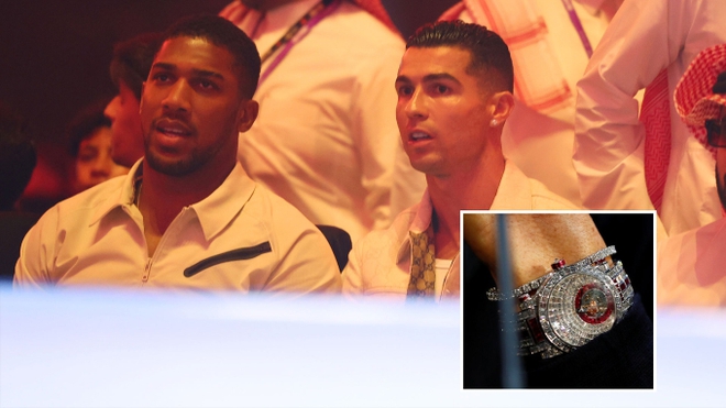 Ronaldo đi xe 13 tỷ, đeo đồng hồ 38 tỷ đi dự sự kiện, không ngờ vẫn bị đám đông la ó - Ảnh 3.