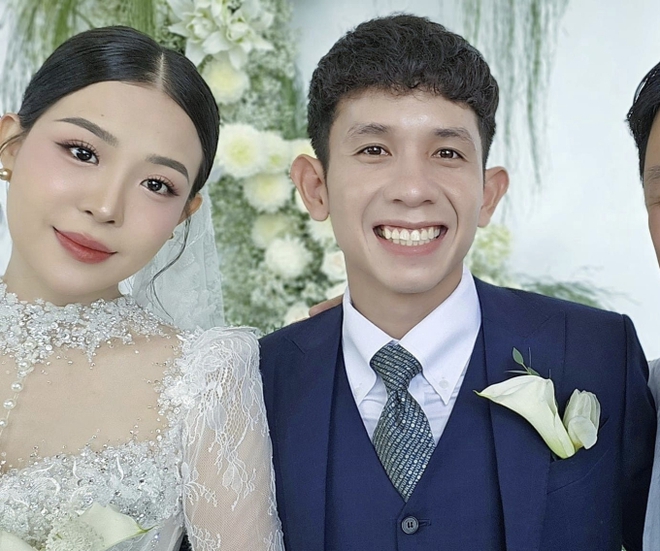 H&eacute; lộ h&igrave;nh ảnh đầu ti&ecirc;n trong đ&aacute;m cưới Hồng Duy v&agrave; vợ thạc sỹ: C&ocirc; d&acirc;u xinh đẹp x&uacute;c động nắm tay ch&uacute; rể bước v&agrave;o lễ đường - Ảnh 1.