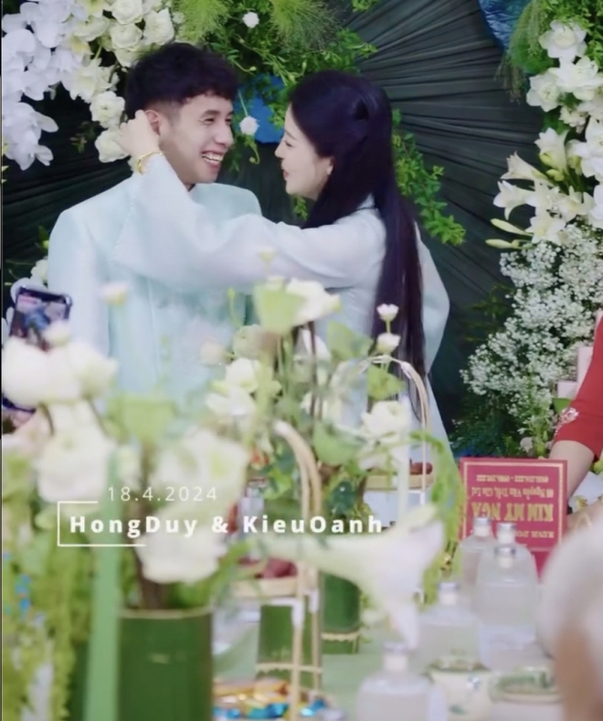 Hồng Duy được mẹ vợ dặn d&ograve; kĩ lưỡng trước khi trao gửi con g&aacute;i, một cầu thủ duy nhất c&oacute; mặt tại lễ đ&iacute;nh h&ocirc;n của Duy Pinky - Ảnh 4.