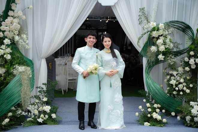 Hồng Duy Pinky hôn vợ thạc sĩ ngọt ngào trong lễ ăn hỏi, chàng MC trong đám cưới Công Phượng nay đã lập gia đình - Ảnh 3.