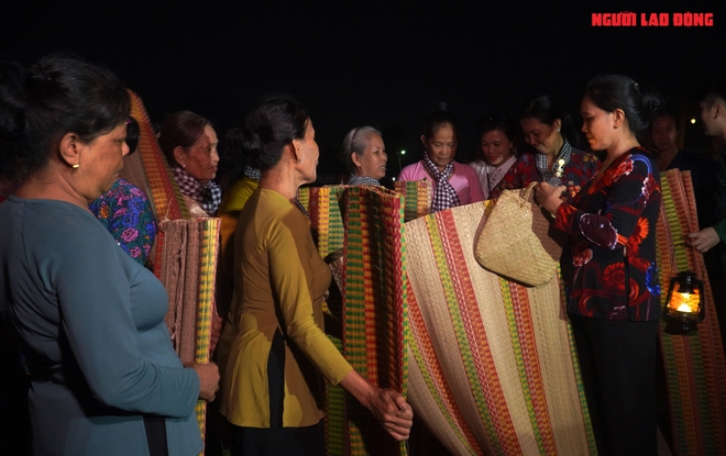 Trải nghiệm &ldquo;chợ ma&rdquo; huyền b&iacute;, độc đ&aacute;o ở miền T&acirc;y - Ảnh 6.